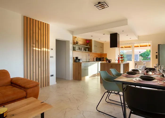 Lucas With Private Pool Apartament