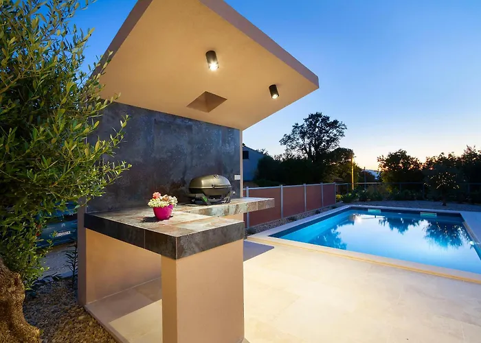 Lucas With Private Pool