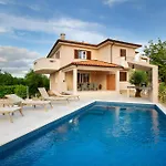 Apartment Lucas With Private Pool Zupanje