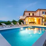 Lucas With Private Pool Apartment *