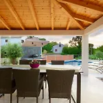 Lucas With Private Pool Apartment *