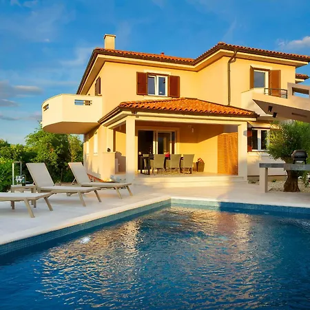 Apartment Lucas With Private Pool Zupanje
