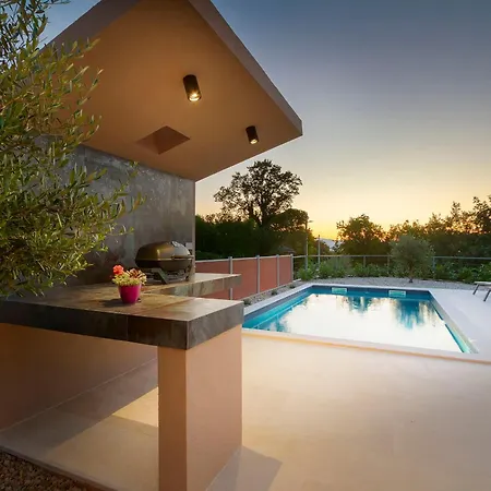 Lucas With Private Pool Županje