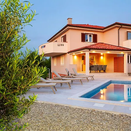 Lucas With Private Pool Županje