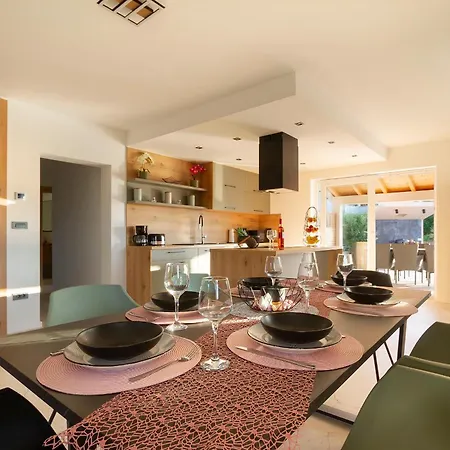 Lucas With Private Pool *