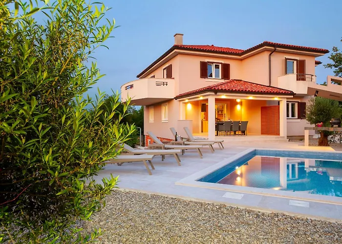 Lucas With Private Pool Županje