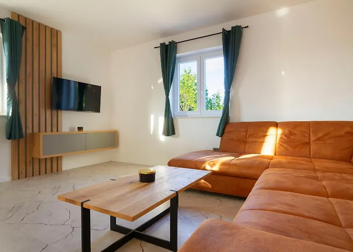 Lucas With Private Pool Županje