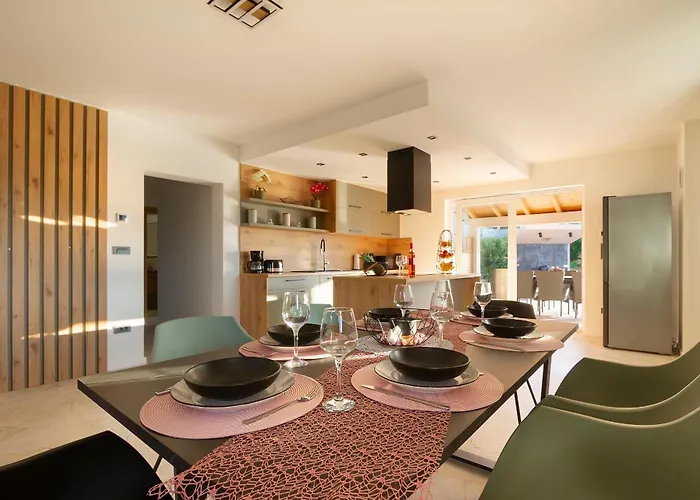 Lucas With Private Pool *