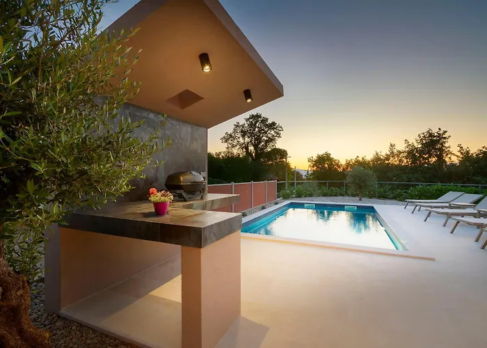 Lucas With Private Pool Županje